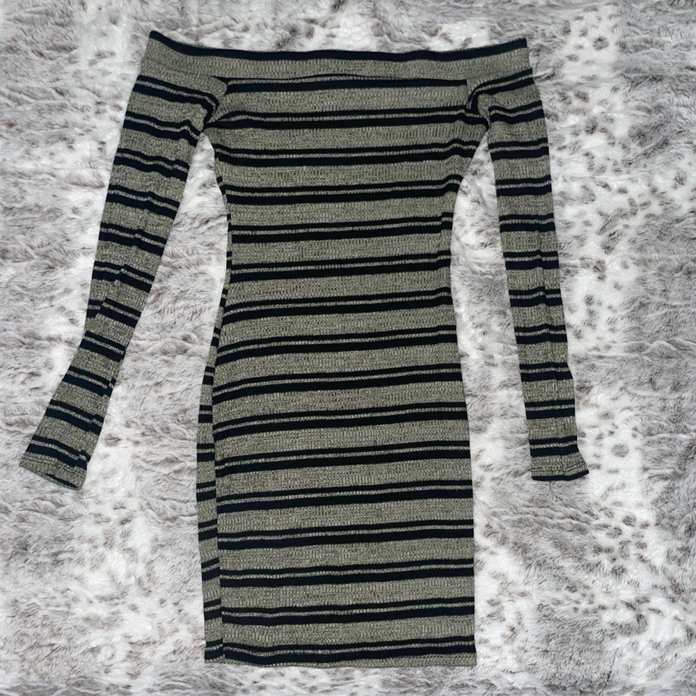 ✨3 for $25✨ NWOT Off the Shoulder Dress